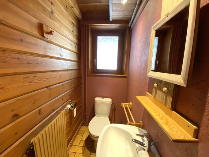 Bathroom 5, LE Renne Chalet en Bois au Calme Avec SPA Jacuzzi, Vosges