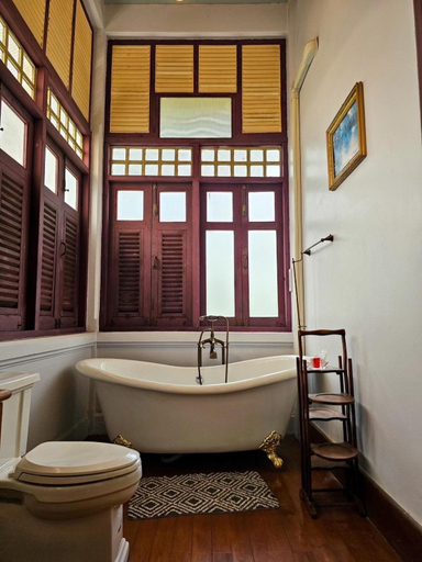 Bathroom 3, Baan Phraya Suren, Muang Lampang