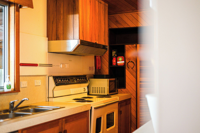 Private kitchen 5, StayAU Private Two-Storey 6 Beds House Wendouree, Ballarat  - Inner North