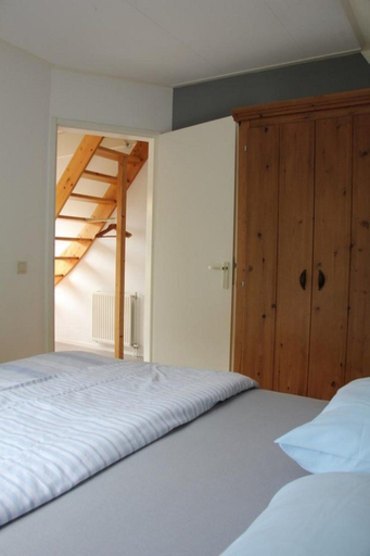 Room 5, Pretty Holiday Home in Burgerburg, Zijpe