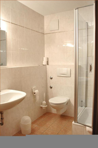 Bathroom 2, Gasthaus Gruner Baum, Main-Tauber-Kreis