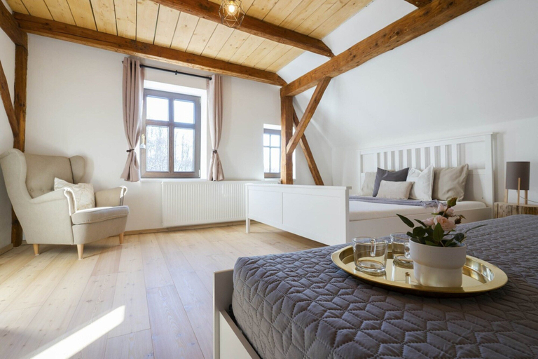 Room 2, Villa in Rudnik With Private hot tub, Trutnov