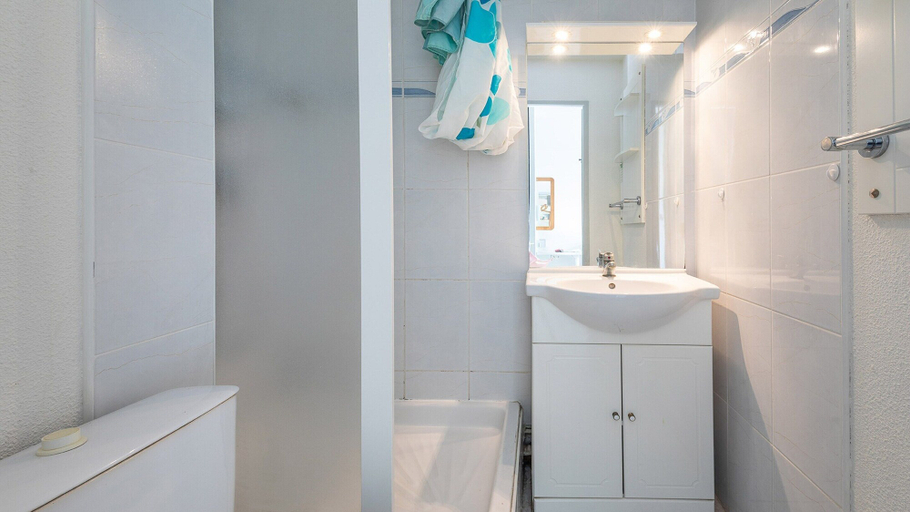 Bathroom, Sunny Waterfront Apartment, Hérault