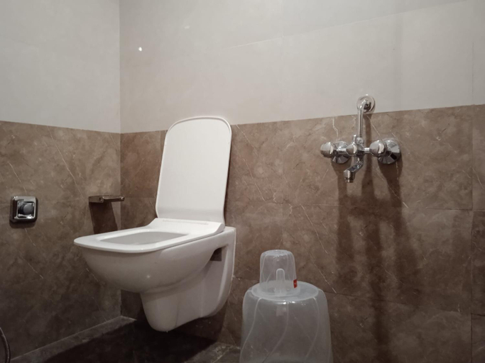 Bathroom 2, Hotel Raheja Residency, Mumbai City