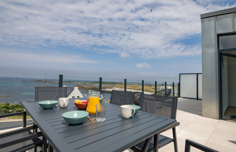 Outdoor dining 2, Apartment in Porspoder Near Plage du Bourg, Finistère
