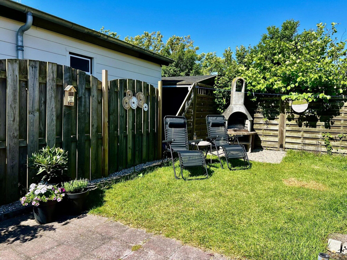 Garden 2, Bungalow in Park With Fenced Garden, Zijpe