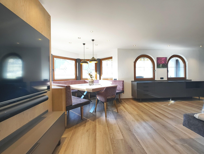 Dining 3, Exclusive Apartment With Garden and Whirlpool, Schwaz