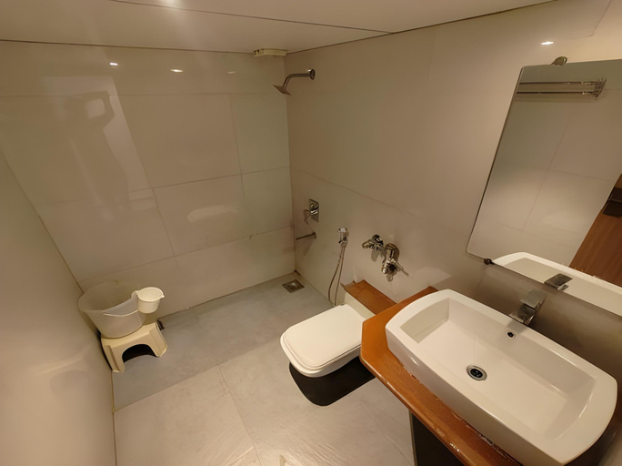 Bathroom 4, FabHotel Saffron Inn I - Nr. Darshan Museum, Pune