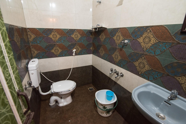 Bathroom 2, Cheerful 2-bedroom near Auro Beach, Viluppuram