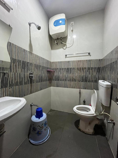 Bathroom 3, Banyan Three, Dindigul