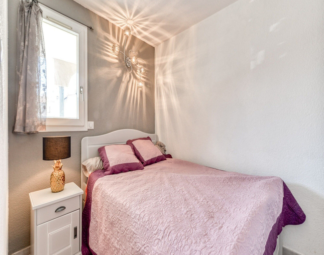 Room, Serene Escape in Agde, Hérault