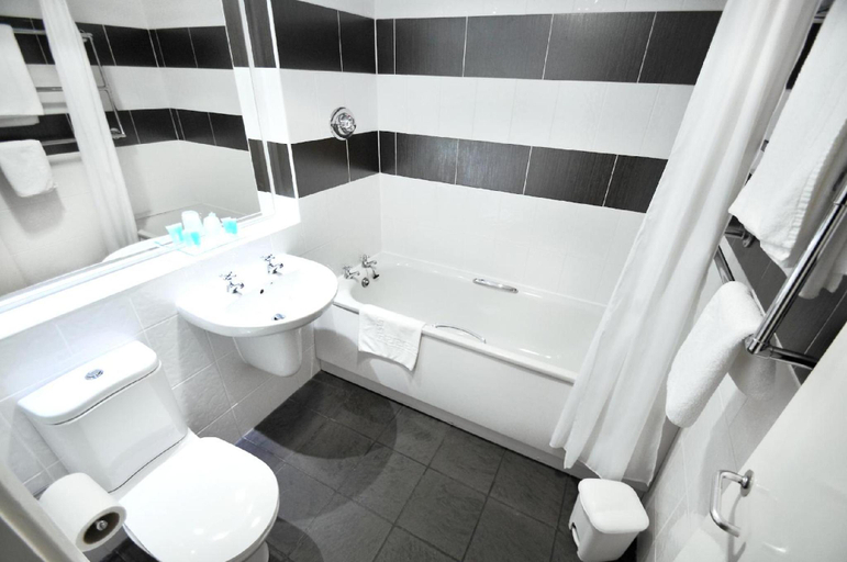 Bathroom 3, Alma Lodge Hotel, Stockport