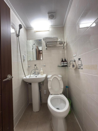 Bathroom 2, Namsan Terrace, Jung