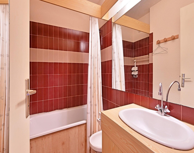 Bathroom, Waterfront Retreat With Balcony, Hérault