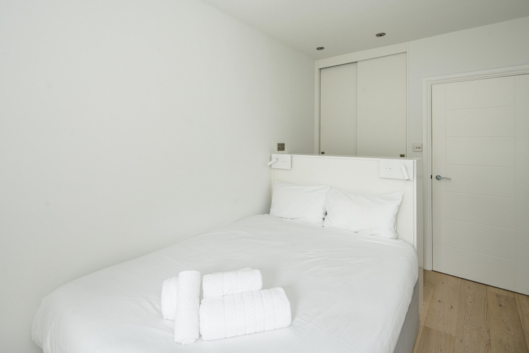 Room 5, Stylish 2 Bedroom / 2 Bath In Notting Hill, London