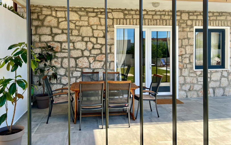 Others 3, Villa Felix, Murter