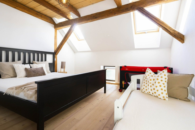 Room 4, Villa in Rudnik With Private hot tub, Trutnov
