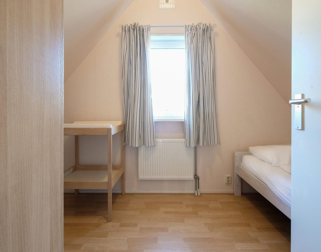 Room 2, Charming Villa With Terrace Near Forest, Zijpe