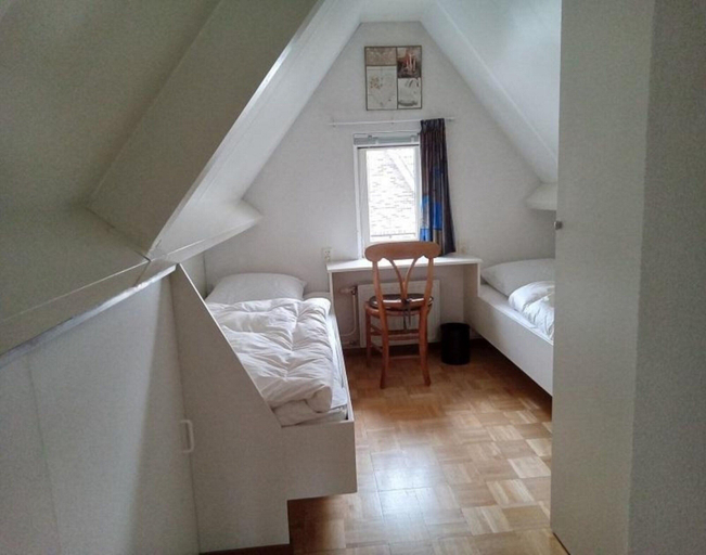 Dining 4, Holiday Home Near Centre of Petten, Zijpe