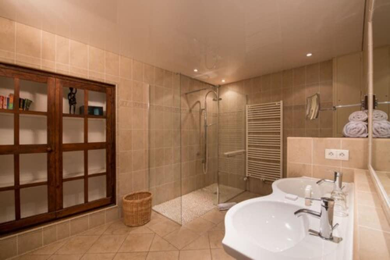 Bathroom 5, Hôtel des Tonneliers, Côte-d'Or