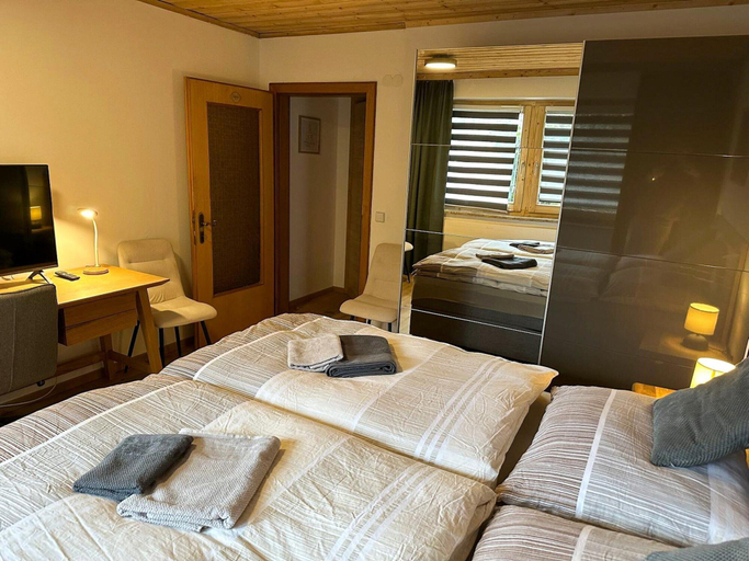 Room 4, Apartment in Saalfelden Near Ski Slopes, Zell am See