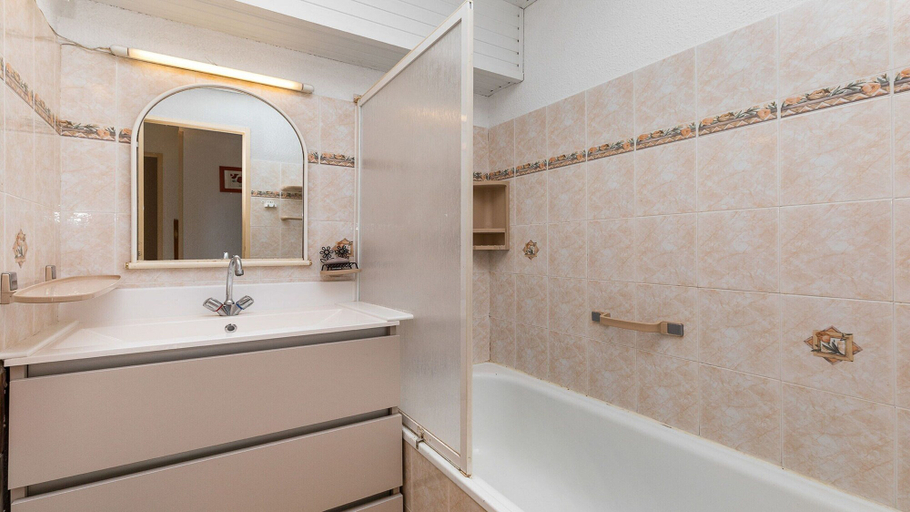 Bathroom, Family-friendly Coastal Haven, Hérault