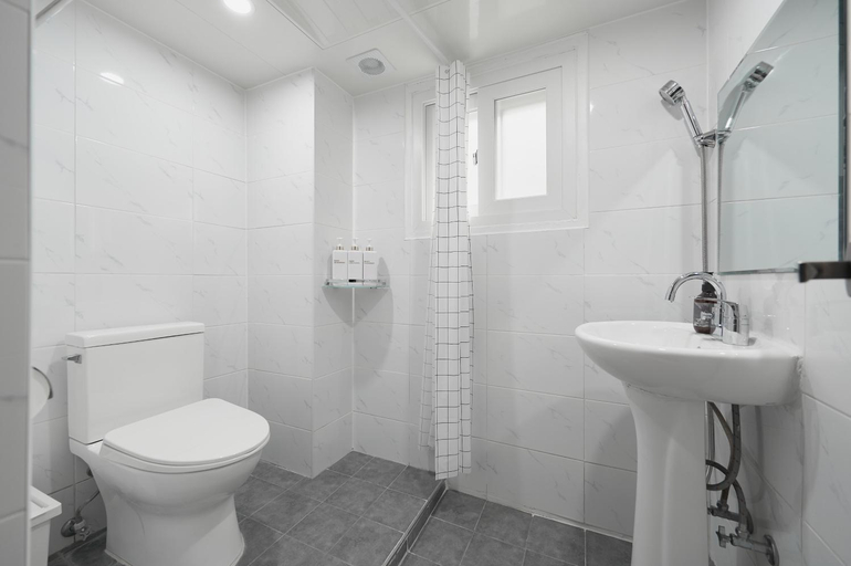 Bathroom 3, Dawoo House 2 in Hongdae, Mapo