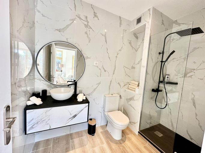Bathroom, Modern Apartment - 1bd/4p - Center of St Tropez, Var