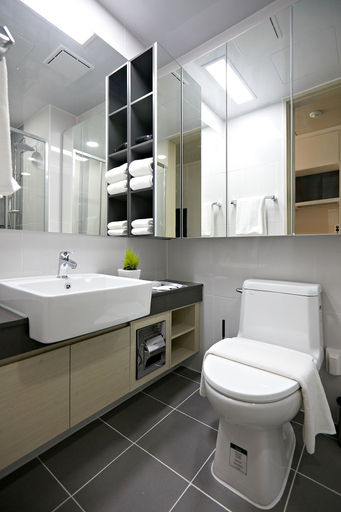 Bathroom 3, Ocean Soleview Hotel, Jung