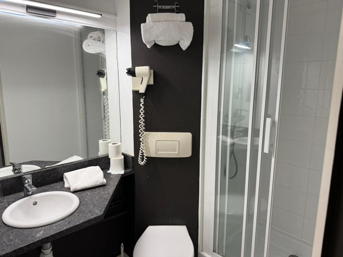 Bathroom 4, Brit Hotel Besançon L'Horloge, Doubs