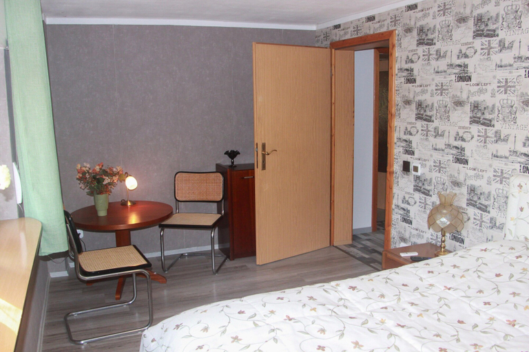 Room 2, Einladende Ferienwohnung im Malerischen Stassfurt, Salzlandkreis