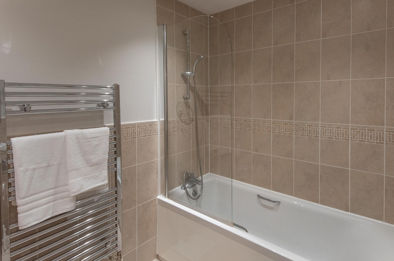 Bathroom 5, Modern 2-Bed Flat In Tavistock Centre, Devon