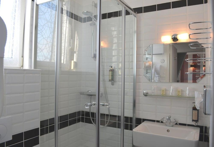 Bathroom 3, Logis Hotel - Le Charleston, Sarthe