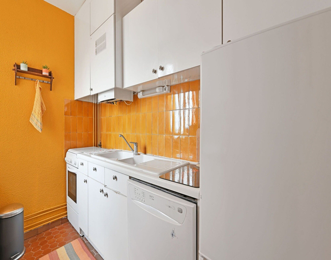 Private kitchen, City-centered Comfort in Agde, Hérault