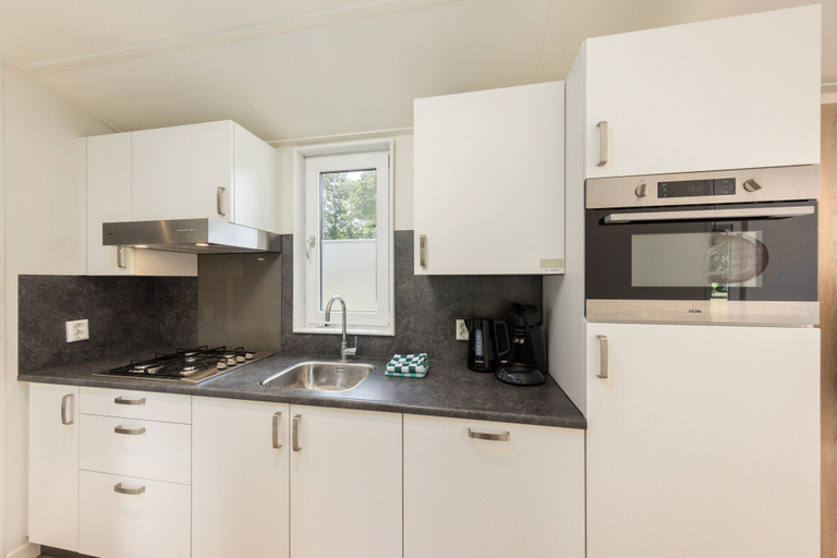 Private kitchen, Chalet With a Dishwasher, in a Car-free Park, Deurne