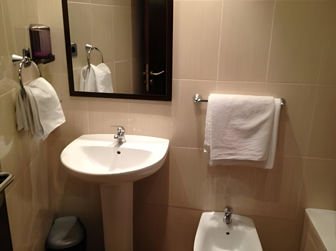 Bathroom 4, Complutense, Madrid