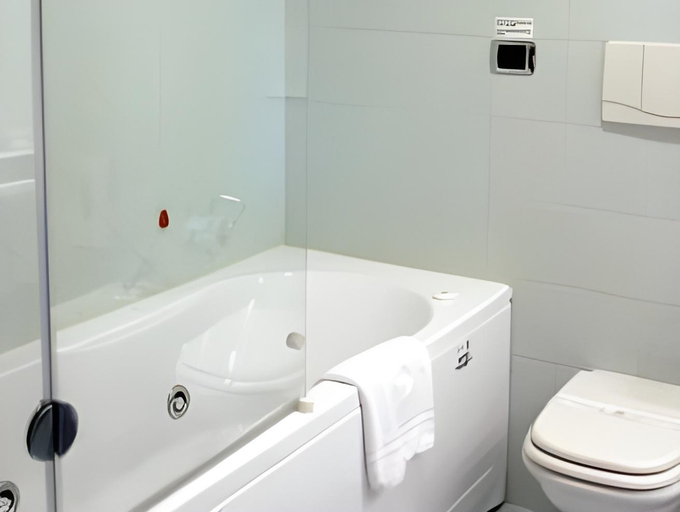Bathroom 5, Hotel Luna, Novara