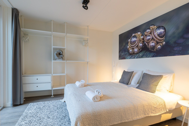 Room 5, Apartment in Zeeland by Oosterschelde Beach, Tholen