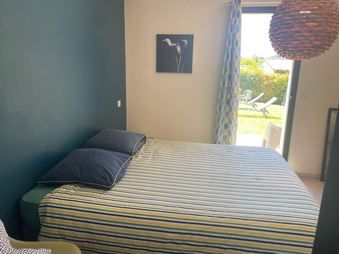 Room 2, Villa in Vaison Near Roman Ruins & Pool, Vaucluse