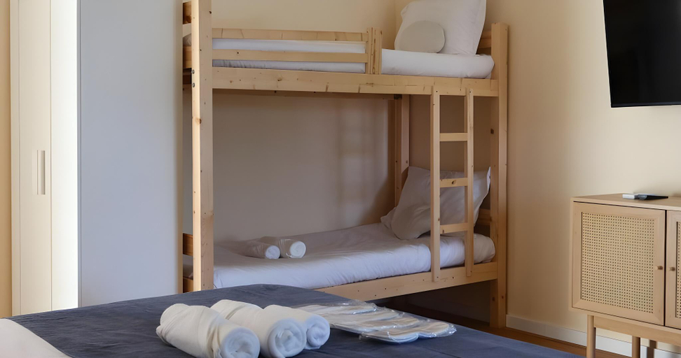 Bedroom 1, Carcavelos Surf Hostel, Cascais