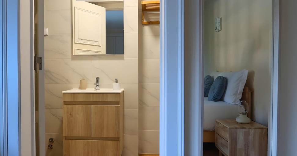 Bathroom 2, Carcavelos Surf Hostel, Cascais
