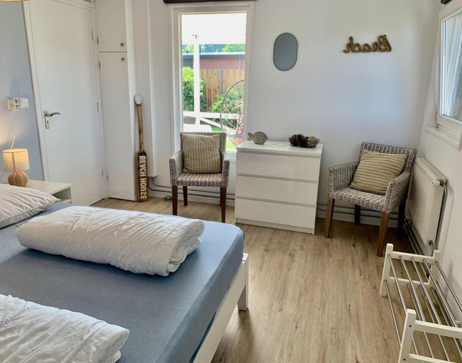 Room 3, Coastal Hideaway Bungalow With Garden, Zijpe