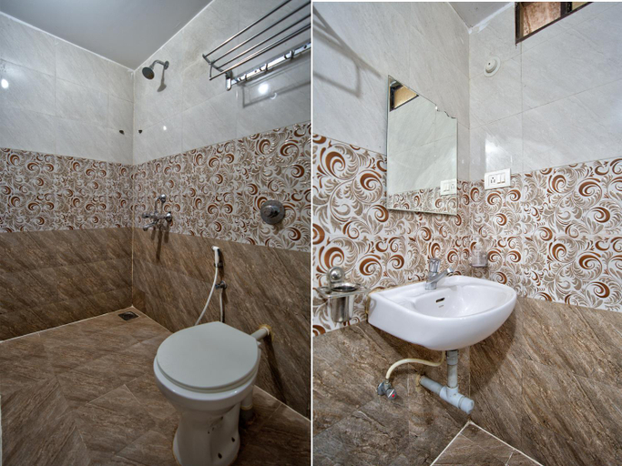 Bathroom 2, Hotel Big House Inn, North Goa