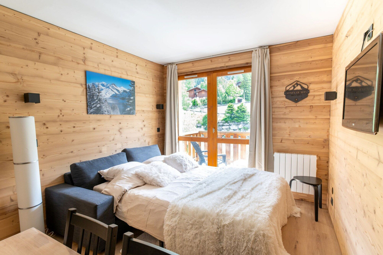 Living room 2, Apartment in Modane With Mountain Views, Savoie