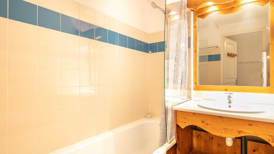Bathroom, Mountain Apartment in Chamrousse, Isère
