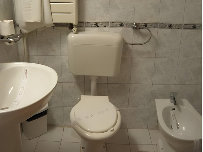 Bathroom 3, Hotel Dambovita, Targoviste