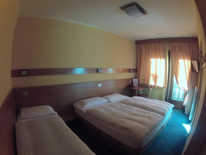 Bedroom 3, Hotel Miravalle, Sondrio