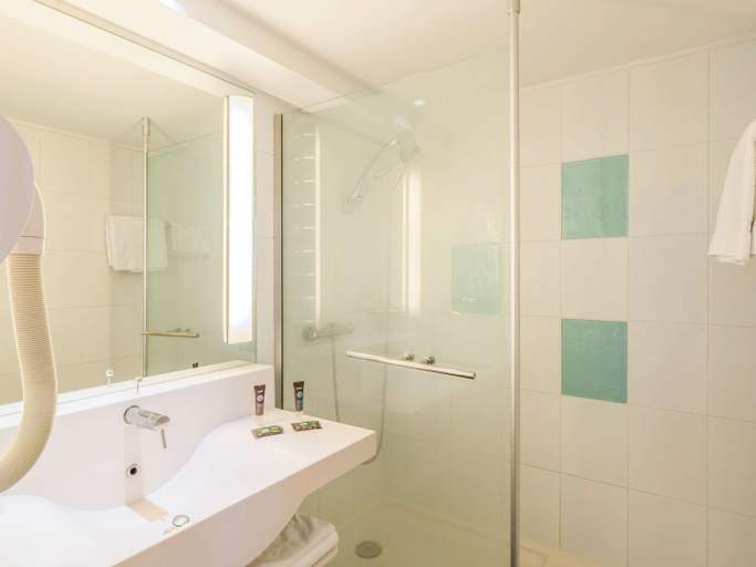 Bathroom 2, NOVOTEL METZ AMNEVILLE, Moselle