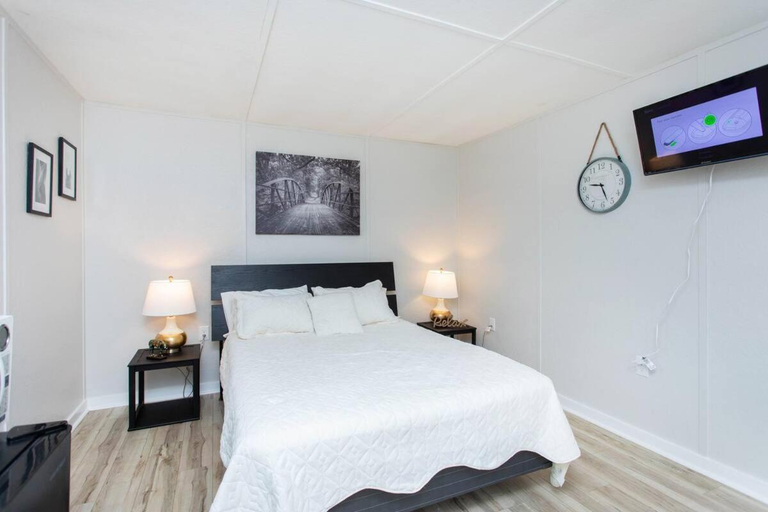 Bedroom 2, Saratoga Cabins, Saratoga
