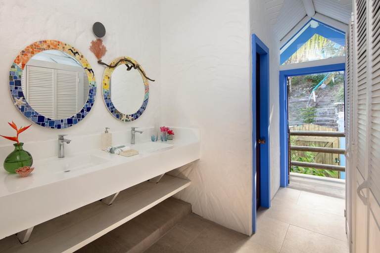 Bathroom 3, Monasterio del Viento, Providencia